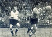 24-Torwart-Turgay-fangt-den-Ball-von-Berni-Klodt